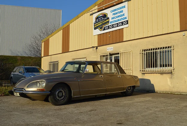 Citroën DS marron devant un garage automobile à Gargenville près de Mantes-la-Jolie dans les Yvelines 78